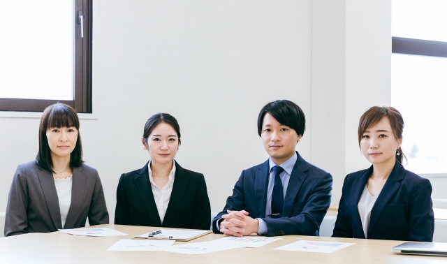 ビジネスパーソンが並んで座っている