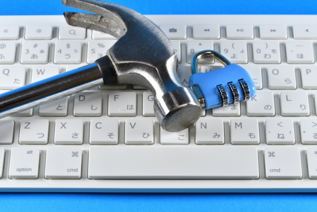 キーボードとトンカチ